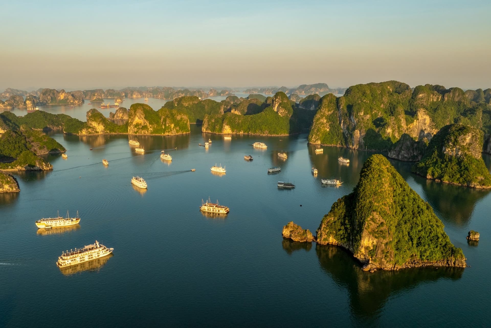 Vịnh Hạ Long nhìn từ trên cao