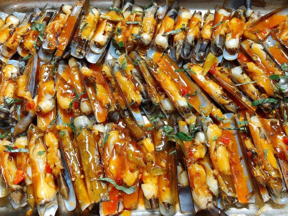 Ốc móng tay xào me – Món ngon khó cưỡng giữa lòng Bãi Cháy